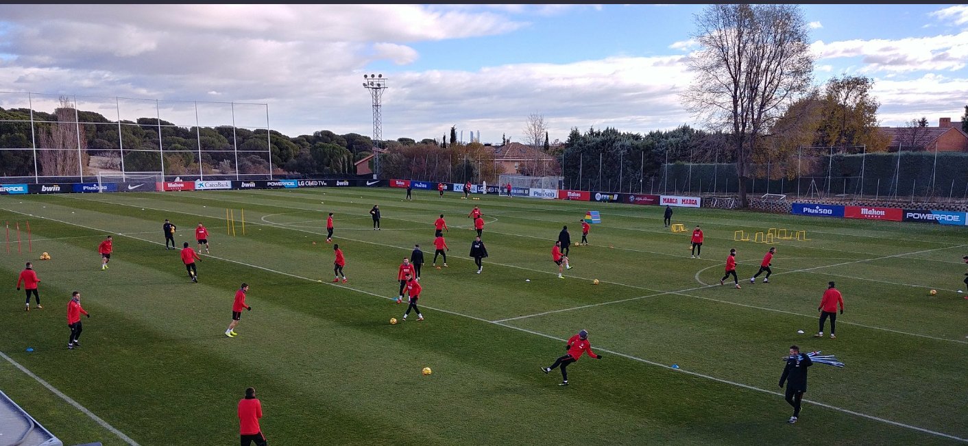 Juanfran se ejercita al margen antes de que el Atlético reciba a la Real Sociedad