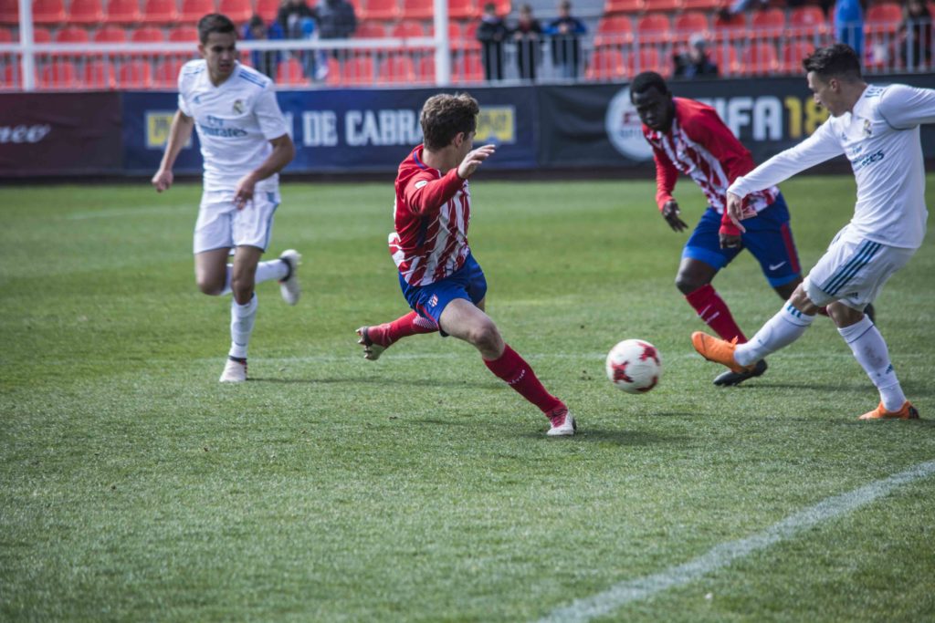 Disputa de un balón dividido|Fotografía: Jesús Miguel Sánchez Hornero