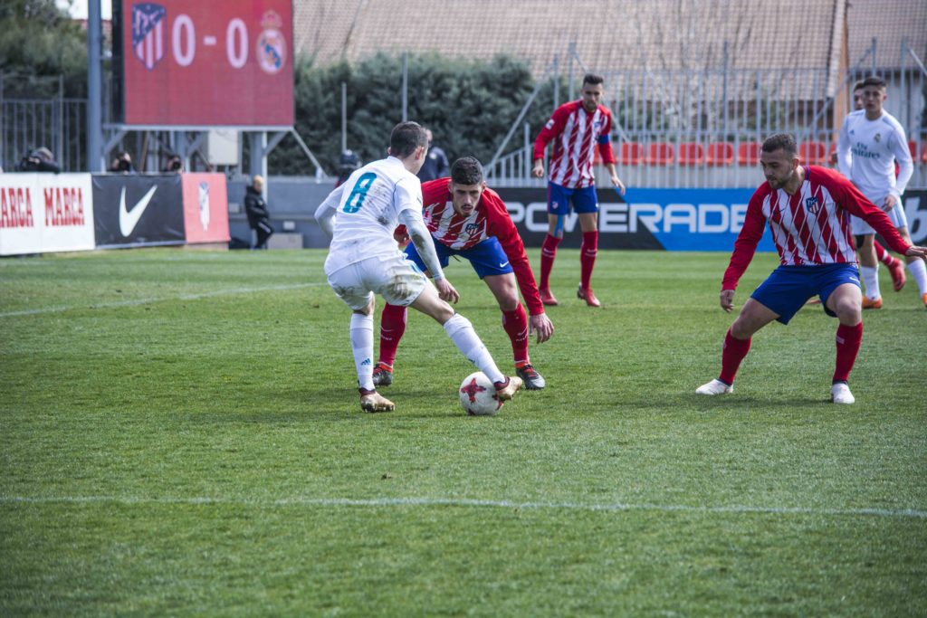 El Atlético de Madrid defiende un ataque|Fotografía: Jesús Miguel Sánchez Hornero