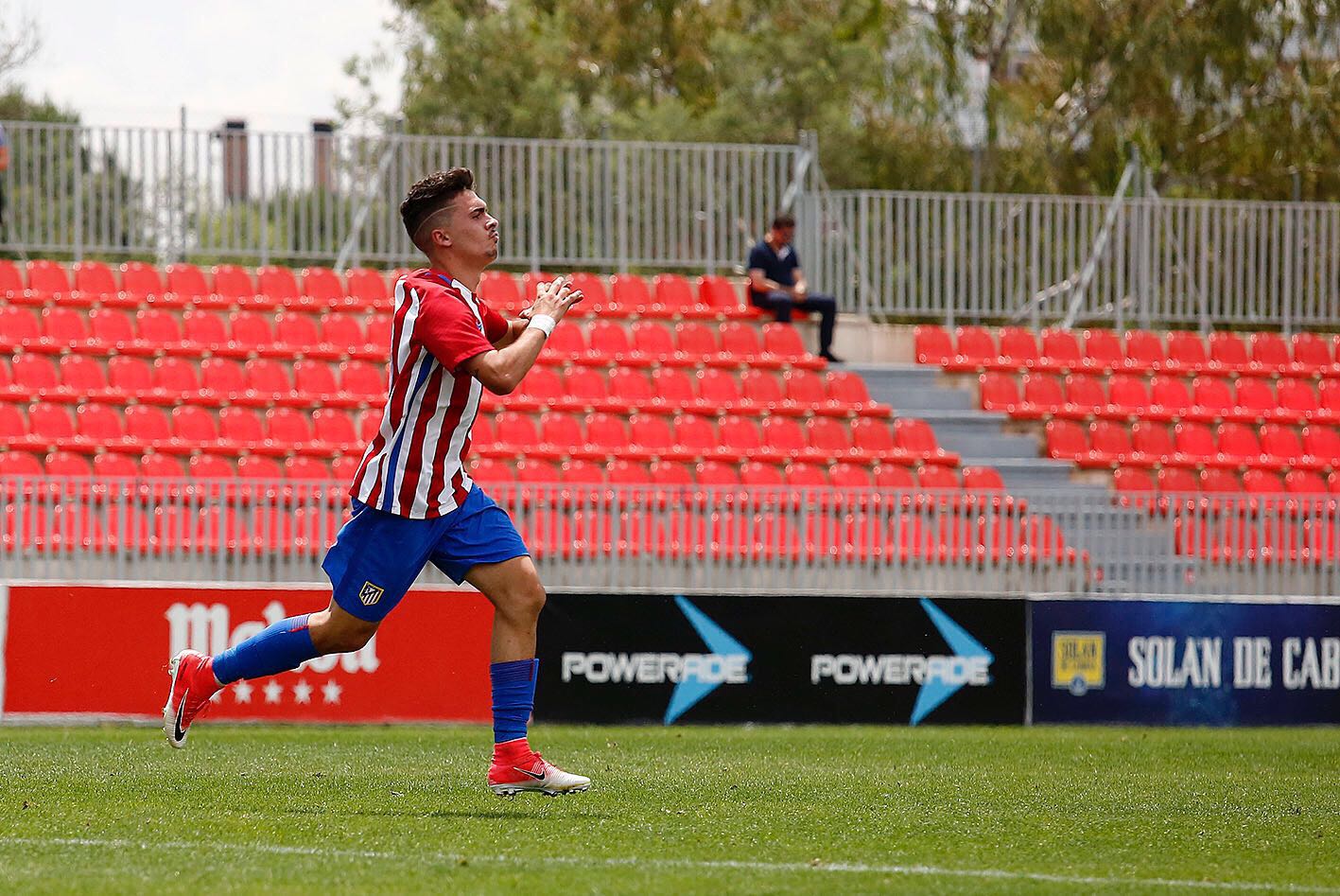 El juvenil Joaquín Muñoz debuta con el filial y en el fútbol profesional