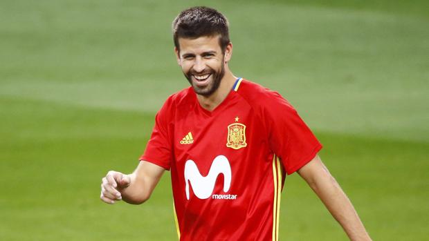 La Selección Española se entrena con los tres rojiblancos y sin Piqué