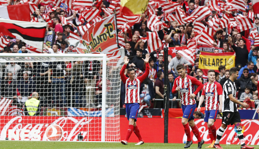 CRÓNICA 3-0 | Fernando Torres y el Atlético cumplen en homenaje a los niños atléticos