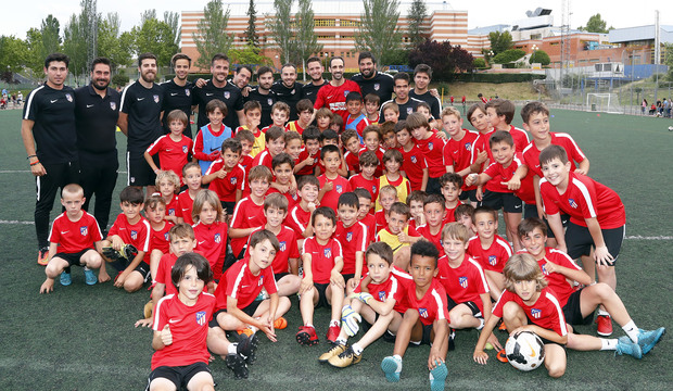 Juanfran entrena con los más pequeños de la Academia