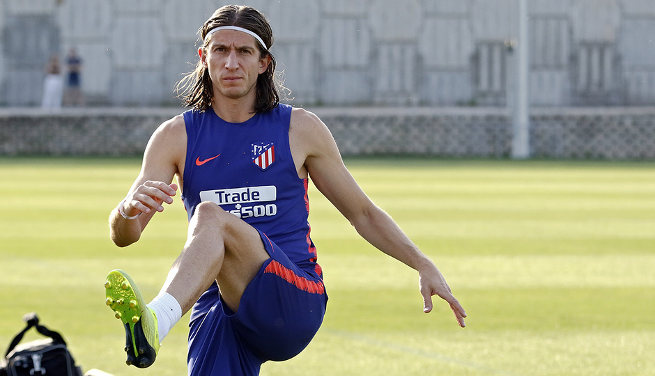 Filipe Luis se entrena con los suplentes