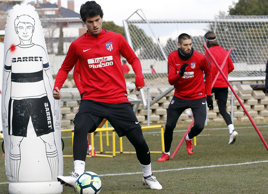 Extremadura y Cordoba negocian con el Atlético la cesión de Roberto Olabe