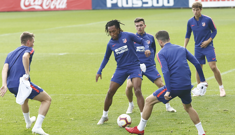 Sólo tres jugadores del primer equipo en el último entrenamiento del Atlético