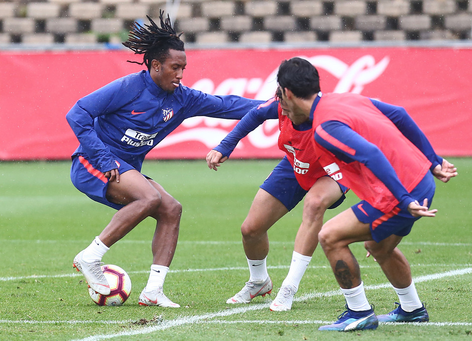 El Atlético se entrena con 4 jugadores del primer equipo