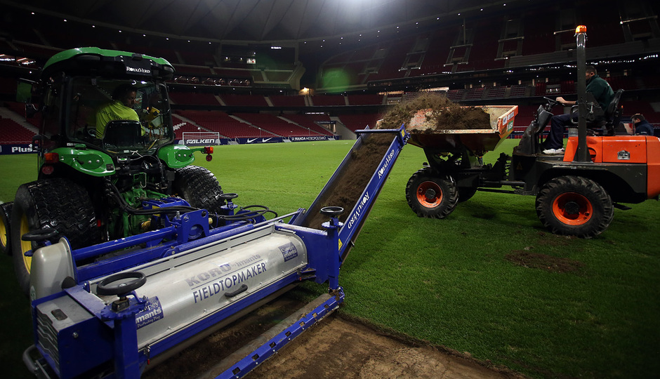 El Atlético comienza el cambio de césped del Metropolitano