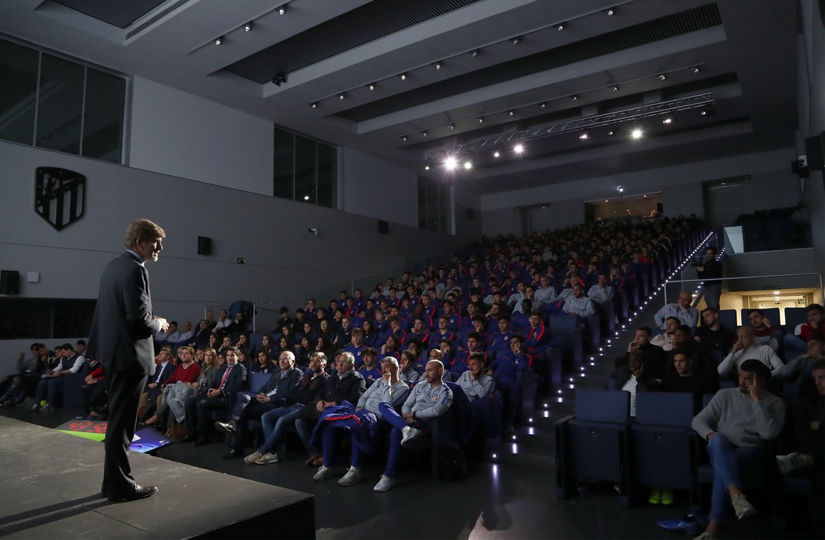La Academia recibió una jornada formativa UEFA en el Auditorio del Metropolitano