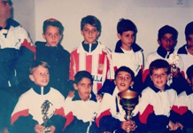 Siqueira de niño con la camiseta del Atlético