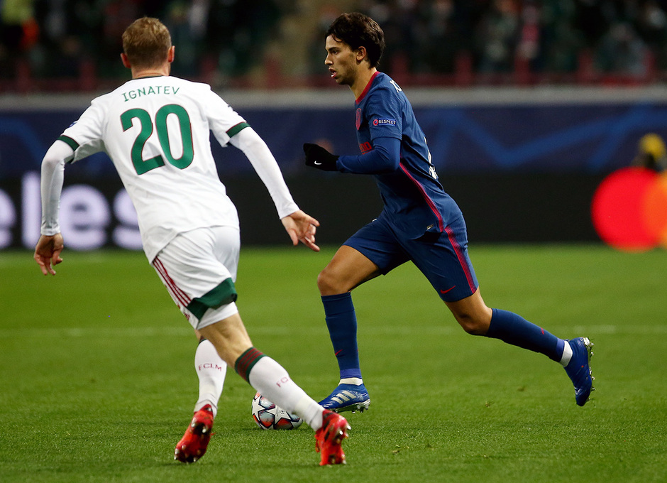 João Felix conduce al balón durante el partido de ida ante el Lokomotiv