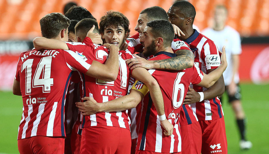 Carrasco y los jugadores se abrazan Carrasco
