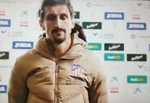 El coscorrón de Savic con la valla publicitaria: ¡se le cayó encima!