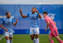 La afición del Baleares reacciona con pancartas de apoyo a Tanque vinicius tanque