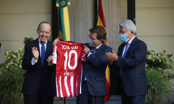 jose-luis-martinez-almeida-saque-de-honor